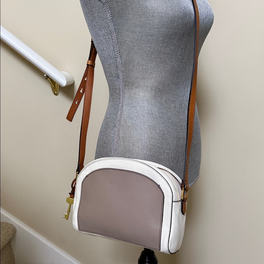 Elegant Fossil Chelsea White and Tan Crossbody Bag.